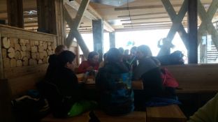 Skifreizeit 2018-35 Zwoelf Uhr - Zeit fuer das Mittagessen.JPG