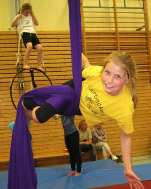 Sporthelfer organisieren kleine Spiele.jpg