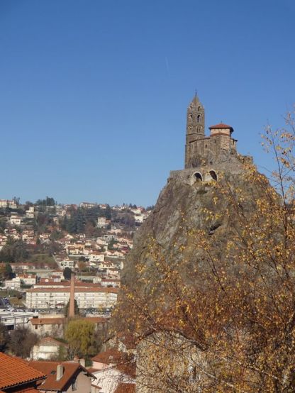 Felsnadeln sind das Wahrzeichen von Le Puy.JPG