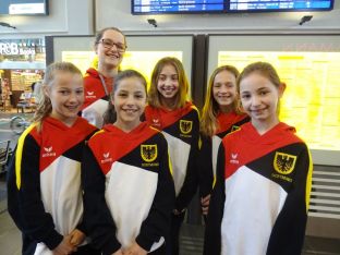 Abfahrtbereit Sarah, Filiz, Rabia, Caro, Enja, Fritzi.JPG