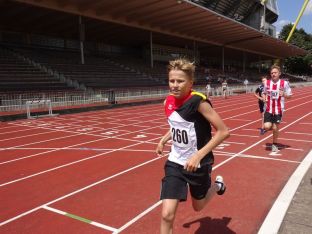 Linus Thiele ist über 800m als Dritter im Ziel.JPG