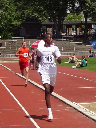 Yassin läuft den 800m-Sieg locker nach Hause.JPG