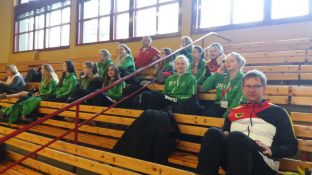 Handballerinnen angefeuert.jpg