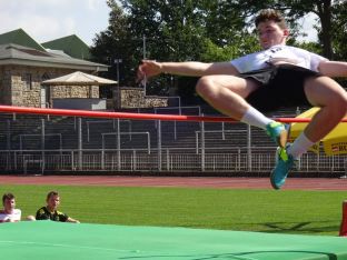 Tim springt stolze 1m74 hoch.JPG