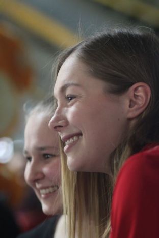 Das deutsche Sprint-AS Gina Lückenkemper gibt Autogramme.JPG