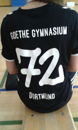 Handballerinnen im Trikot.jpg