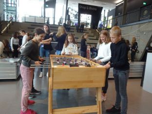 Kickern aktiviert uns in der Pause.JPG