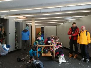 Skifreizeit 2018-16 Beheizbare Skiboxen, superpraktisch. Alles bleibt im Skigebiet.JPG