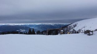 Skifreizeit 2018-34 Wolkendecke knapp ueber den Bergen.JPG