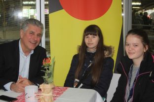 Marketing-Leiter Frank Lebert steht Marta und Maya Rede und Antwort.JPG