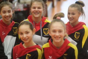 Caro, Fitzi, Dana, Enya, Sarah.JPG