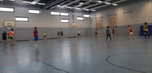 Fußballspiel Schüler-Lehrer 2019-01.jpg
