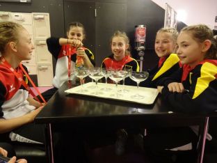 Kindersekt fur ein erfolgreiches Team -  Enja, Rabia, Caro, Sarah und Fritzi.JPG