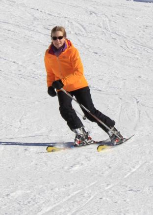 Skifreizeit 2018-62 Frau Braun elegant abwärts.JPG