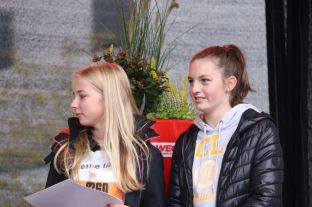 Katharina und Lilli als Vize-Sieger mit der Mannschaft.JPG