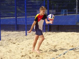 Lukas beim Aufschlag.JPG