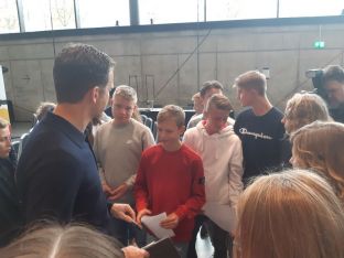Oliver Bierhoff gibt Autogramme.jpg