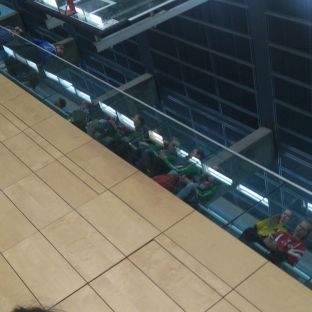 Die Turnerinnen feuern die Handballerinnen feste an.jpg