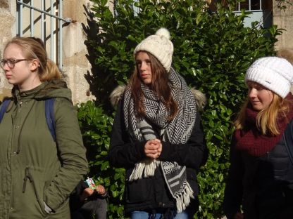 Antonia, Greta, Anna lauschen den spannenden Ausführungen über die Statue.JPG