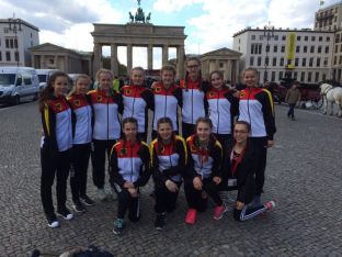 Handballerinnen am Brandenburger Tor.jpg